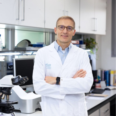 Scientific Rodrigo Dienstmann in a laboratory at VHIO oncology data science cancer