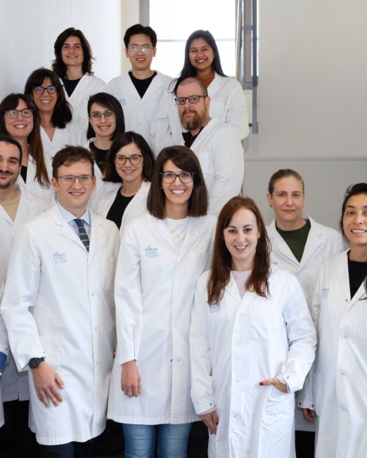 Foto de grupo de investigación traslacional de cáncer de próstata en las escaleras