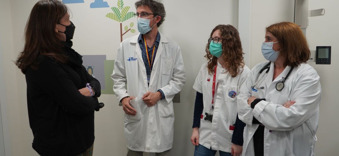 Dr. Pere Barba, Dra. Mònica Linares i Dra. Josefina Cortés amb una pacient amb lupus