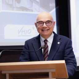 D. Josep Tabernero en atril con logo VHIO e fondo