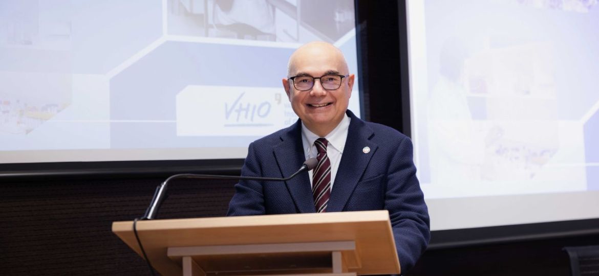 D. Josep Tabernero en atril con logo VHIO e fondo