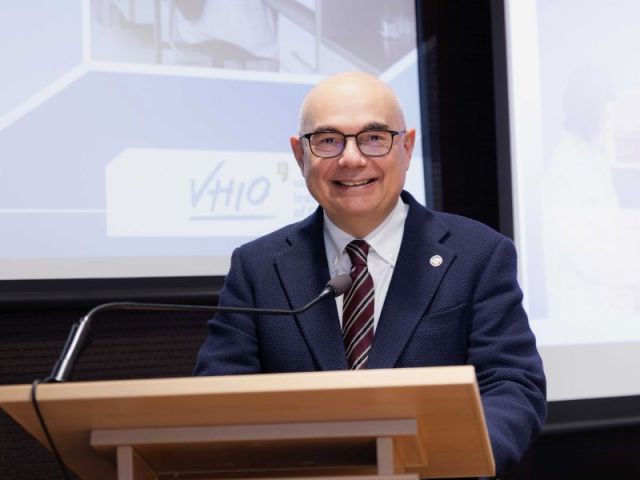 D. Josep Tabernero en atril con logo VHIO e fondo