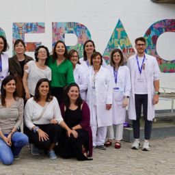 Foto de Grupo de la asiciación MaMAMa de pacientes diagnosticadas don cáncer de mama durante el embarazo delante de la pared con la palabra superación