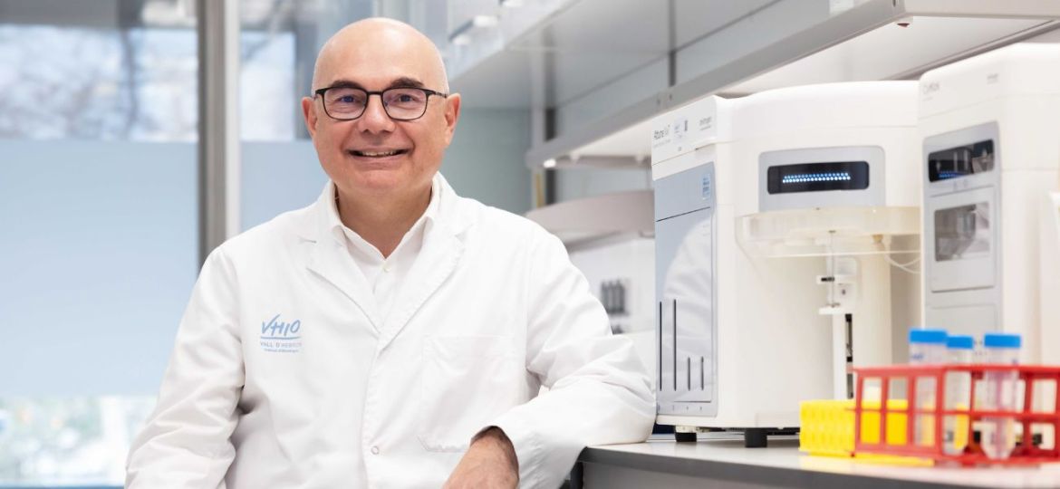 Dr. Josep Tabernero en el laboratorio con bata blanca VHIO