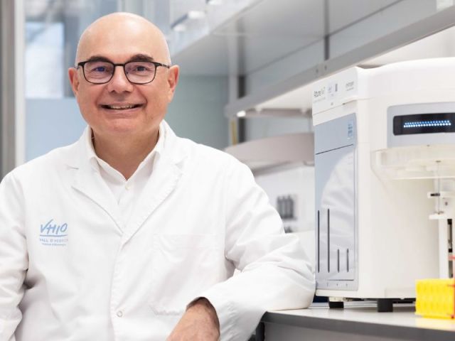 Dr. Josep Tabernero en el laboratorio con bata blanca VHIO