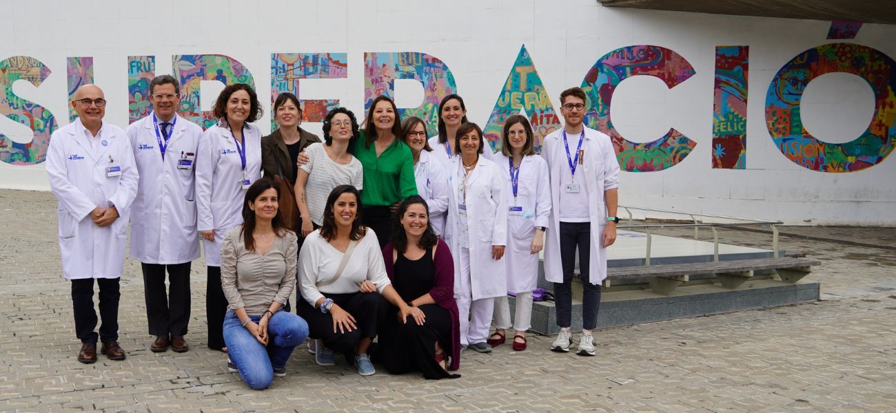 Foto de Grupo de la asiciación MaMAMa de pacientes diagnosticadas don cáncer de mama durante el embarazo delante de la pared con la palabra superación