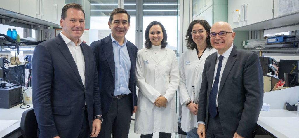 Carlos Torres Vila reafirma el compromiso de la Fundación BBVA con el VHIO, como centro de referencia en investigación traslacional y oncología de precisión