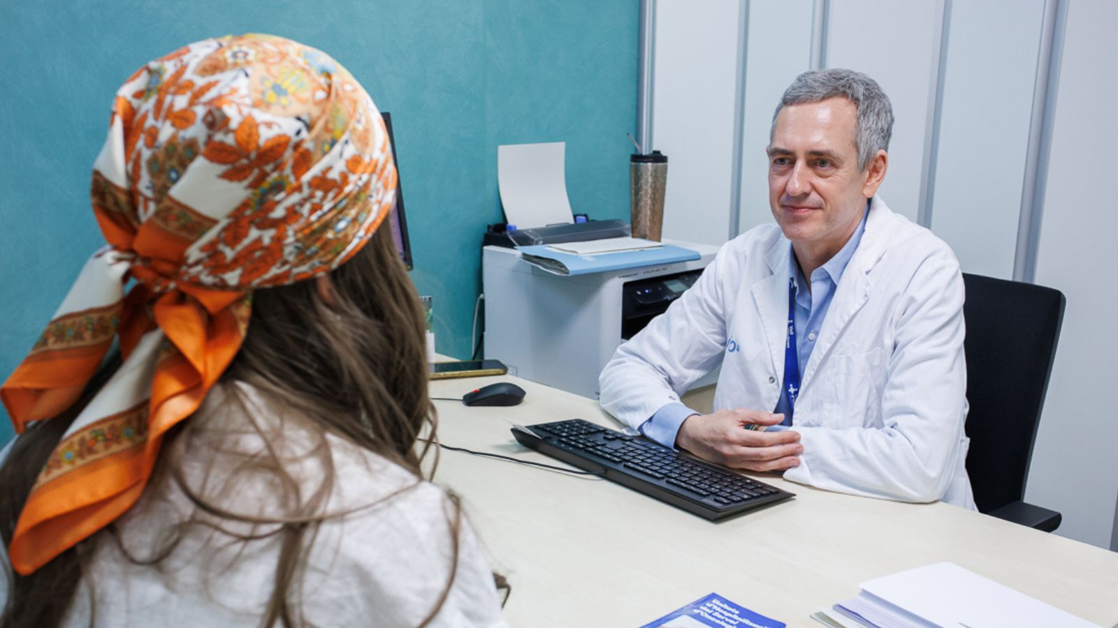 Santiago Escrivá consulta con paciente VHIO